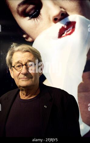 Le photographe de mode de classe mondiale Helmut Newton debout par un De ses estampes "Belluci" sur le spectacle de Mayfair.12 septembre 2002 photo Andy Paradise Banque D'Images