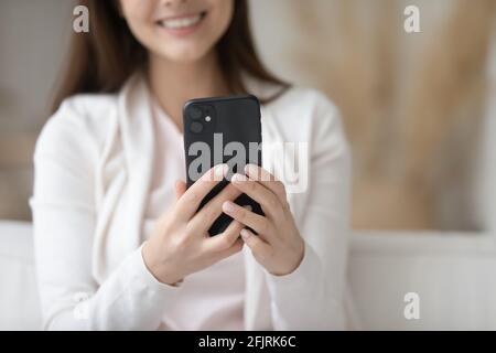 Heureux utilisateur de téléphone mobile tenant le gadget et de passer un appel vidéo Banque D'Images