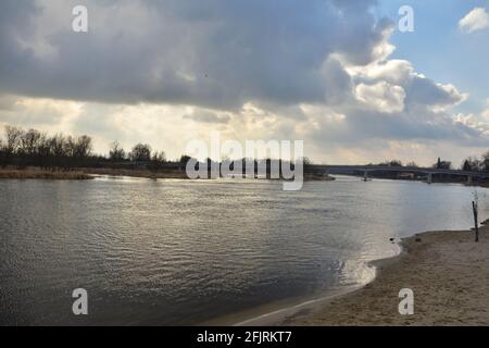 Nuages bas au-dessus de la forêt de l'autre côté de la rivière. Orageux. Banque D'Images