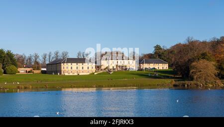 Une vue sur le lac de Serpentine et l'hôtel Hardwick Hall à Hardwick Park, Sedgefield, Angleterre, Royaume-Uni Banque D'Images