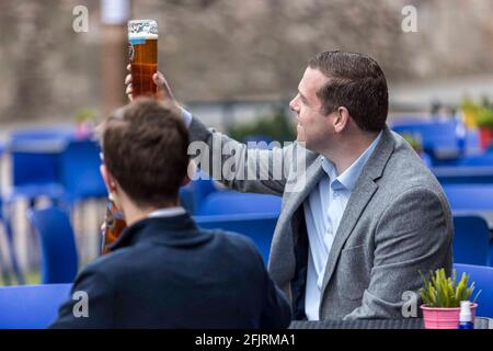 Edinburgh, Royaume-Uni. 26 avril 2021 en photo : le chef conservateur écossais, Douglas Ross, visite le 56 North à Édimbourg, à l'occasion de la réouverture de l'hospitalité dans toute l'Écosse. Alors que les restrictions s'assouplissent et que certaines prémisses commencent à se négocier à nouveau, les conservateurs écossais ont intensifié leurs appels à une réouverture plus rapide et ont déclaré que « l'approche anti-business » du SNP devait cesser. Crédit : Rich Dyson/Alay Live News Banque D'Images