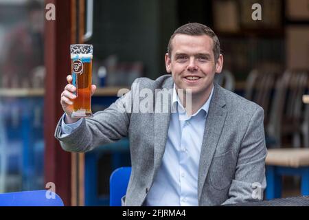 Edinburgh, Royaume-Uni. 26 avril 2021 en photo : le chef conservateur écossais, Douglas Ross, visite le 56 North à Édimbourg, à l'occasion de la réouverture de l'hospitalité dans toute l'Écosse. Alors que les restrictions s'assouplissent et que certaines prémisses commencent à se négocier à nouveau, les conservateurs écossais ont intensifié leurs appels à une réouverture plus rapide et ont déclaré que « l'approche anti-business » du SNP devait cesser. Crédit : Rich Dyson/Alay Live News Banque D'Images