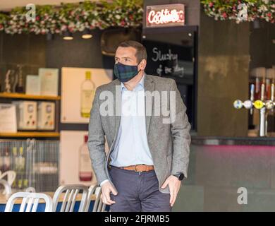 Edinburgh, Royaume-Uni. 26 avril 2021 en photo : le chef conservateur écossais, Douglas Ross, visite le 56 North à Édimbourg, à l'occasion de la réouverture de l'hospitalité dans toute l'Écosse. Alors que les restrictions s'assouplissent et que certaines prémisses commencent à se négocier à nouveau, les conservateurs écossais ont intensifié leurs appels à une réouverture plus rapide et ont déclaré que « l'approche anti-business » du SNP devait cesser. Crédit : Rich Dyson/Alay Live News Banque D'Images