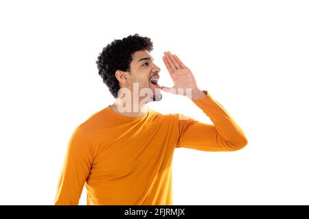 Mignon africain américain avec une coiffure afro portant une orange T-shirt isolé sur fond blanc Banque D'Images