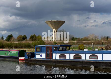 Bateau à rames et tour d'eau sur le canal Stainforth et Keadby, Thorne, Yorkshire du Sud, Angleterre, Royaume-Uni Banque D'Images