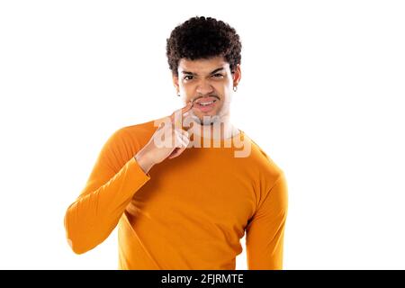 Mignon africain américain avec une coiffure afro portant une orange T-shirt isolé sur fond blanc Banque D'Images