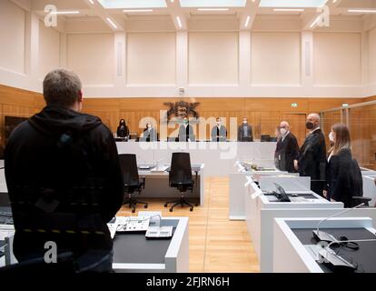 Stuttgart, Allemagne. 26 avril 2021. Un juge, un défendeur (4e de droite) et des avocats sont présents dans la salle d'audience avant le début d'un procès contre deux hommes pour tentative d'homicide involontaire coupable. Les accusés sont accusés d'attaquer trois participants à la démonstration avec d'autres auteurs inconnus jusqu'à présent. Les victimes ont été attaquées et frappées sur le chemin d'un rassemblement au Cannstatter Wasen contre les restrictions de Corona. Credit: Bernd Weißbrod/dpa - ATTENTION: Les défendeurs ont été pixélisés par ordonnance du tribunal/dpa/Alay Live News Banque D'Images