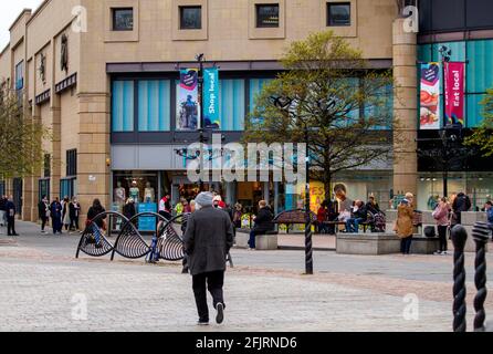 Dundee, Tayside, Écosse, Royaume-Uni. 26 avril 2021. Météo au Royaume-Uni : matin froid à travers le nord-est de l'Écosse avec des températures atteignant 9°C. Le premier jour de Covid-19 a été serein avec des gens soulagés que les magasins de détail non essentiels aient rouvert aujourd'hui dans le centre-ville de Dundee. Les acheteurs locaux profitent des nouvelles réglementations de confinement dans le magasin de mode Primark situé à côté du centre commercial Overgate. Crédit : Dundee Photographics/Alamy Live News Banque D'Images