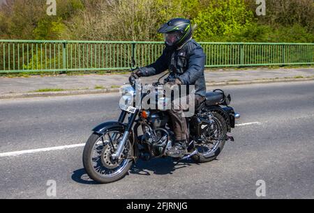 2016 Royal Enfield Bullet 500cc motard rider; deux roues de transport, motos, véhicule sur les routes britanniques, motos, motocycles motards motocycles motocyclisme en train de conduire à Manchester, Royaume-Uni Banque D'Images