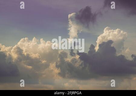 Le ciel nuageux et magnifique avec la lumière qui brille du soleil l'après-midi. La douceur du nuage crée un sentiment de détente. Copy space, No f Banque D'Images