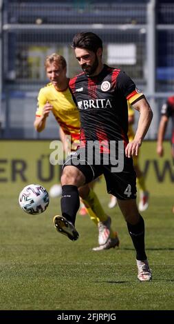 Ville de Wiesbaden, Allemagne. 25 avril 2021. Firo: 25.04.2021, football, 3e Bundesliga, saison 2020/2021, SV Wehen Wiesbaden - MSV Duisburg 0: 3 image: V. Left Sascha Mockenhaupt (SV Wehen Wiesbaden) | usage dans le monde crédit: dpa/Alay Live News Banque D'Images