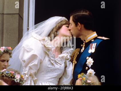 Photo du dossier datée du 29/07/81 du prince et de la princesse de Galles nouvellement mariés qui embrasse sur le balcon de Buckingham Palace après leur cérémonie de mariage à la cathédrale Saint-Paul. Diana, la célèbre robe de mariée de la princesse de Galles, est prévue pour la première fois en 25 ans au Palais de Kensington. Date de publication : lundi 26 avril 2021. Banque D'Images