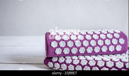 Tapis de massage en gros plan avec coussin et conseils de massage blancs, tapis de massage pour la détente et le traitement. Banque D'Images