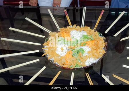 Yusheng, un plat traditionnel utilisé pour célébrer le nouvel an chinois et souhaiter la prospérité à vos invités. Aka yee a chanté Banque D'Images