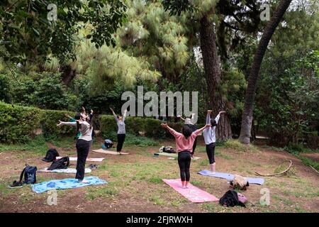 Athènes, Grèce. 25 avril 2021. Le 25 avril 2021, les gens pratiquent le yoga dans le jardin national du centre-ville d'Athènes, en Grèce. Crédit: Marios Lolos/Xinhua/Alamy Live News Banque D'Images