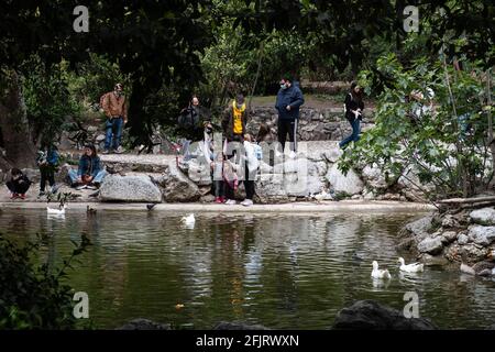 Athènes, Grèce. 25 avril 2021. Les gens visitent le jardin national dans le centre-ville d'Athènes, Grèce, le 25 avril 2021. Crédit: Marios Lolos/Xinhua/Alamy Live News Banque D'Images