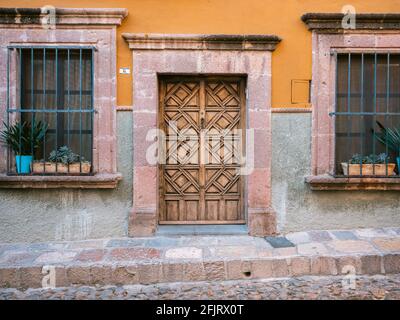 Belle rue Aldama dans le centre-ville - porte en bois sur maison pastel - photos de voyage colorées à San Miguel de Allende, Mexique Banque D'Images