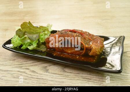 faire frire la vinaigrette au poisson frit à la mangue, épicée et sucrée plaque Banque D'Images