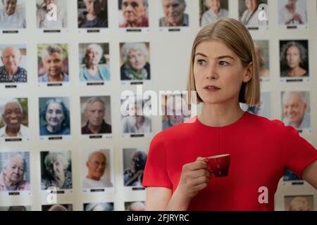 JE M'OCCUPE BEAUCOUP (2020) ROSAMUND PIKE J BLAKESON (DIR) COLLECTION NETFLIX/MOVIESTORE LTD Banque D'Images