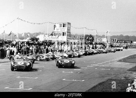 Goodwood Tourist Trophy 1958. Stirling Moss remporte Aston Martin sur la gauche Banque D'Images