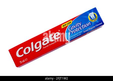 Boîte de dentifrice au fluorure Colgate nouveau look isolé sur fond blanc Banque D'Images