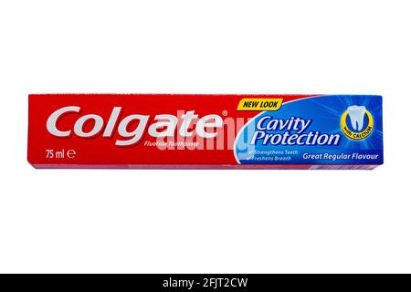 Boîte de dentifrice au fluorure Colgate nouveau look isolé sur fond blanc Banque D'Images