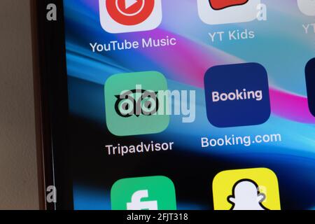 New York, États-Unis - 26 avril 2021 : logo de l'application TripAdvisor sur l'écran du téléphone, vue rapprochée, Editorial. Banque D'Images