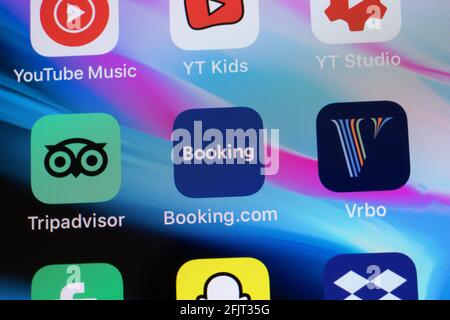 New York, États-Unis - 26 avril 2021 : gros plan du logo de l'application Booking.com sur l'écran du téléphone, illustration éditoriale Banque D'Images