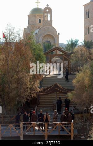 Israël, Jourdain, près de Jéricho, Qasr al Yahud. L'église orthodoxe grecque du côté jordanien de la rivière 18 janvier 2008. Epiphany, le jour o Banque D'Images