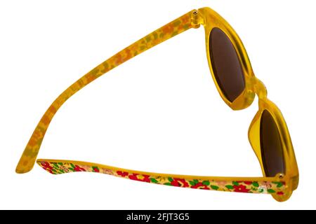 Paire d'enfants filles fleurs jaunes Mini Boden lunettes de soleil isolé sur fond blanc Banque D'Images