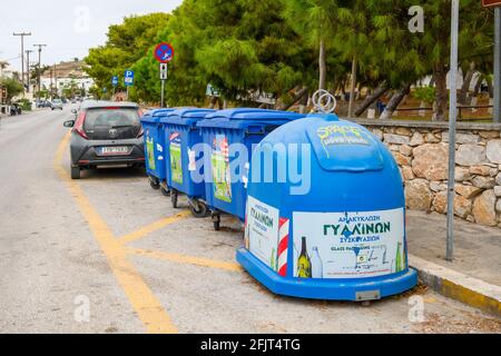 Paros, Grèce - 28 septembre 2020 : une rangée de poubelles pour la séparation des déchets. Un site de tri et de collecte des ordures Banque D'Images