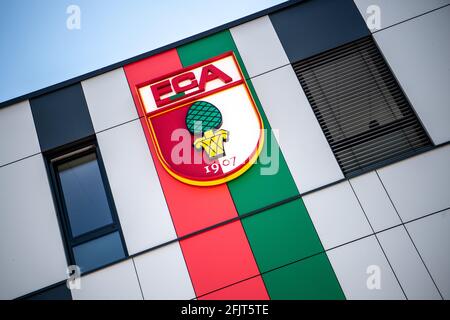 Augsbourg, Allemagne. 26 avril 2021. Le logo du club du FC Augsbourg, armoiries avec l'inscription FCA et l'image d'une noix de pin, est visible sur la façade des bureaux du FC Augsbourg à l'aréna WWK. Selon le journal "Augsburger Allgemeine", après le licenciement de l'entraîneur Herrlich, l'ancien entraîneur de FCA Weinzierl est censé sauver le club de Bundesliga de l'accident imminent. Credit: Matthias balk/dpa/Alay Live News Banque D'Images