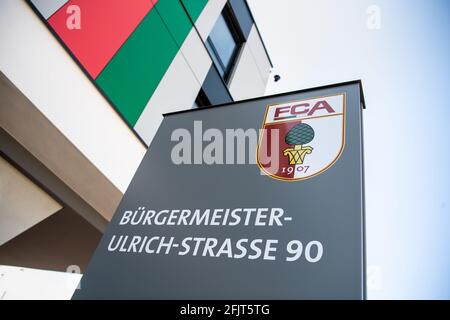 Augsbourg, Allemagne. 26 avril 2021. Le logo du club du FC Augsbourg, armoiries avec l'inscription FCA et l'image d'une noix de pin, peut être vu sur un pilier devant les bureaux du FC Augsbourg à la WWK Arena. Selon le journal 'Augsburger Allgemeine', l'ancien entraîneur de la FCA Weinzierl est censé sauver le club de la Bundesliga de l'accident imminent après le licenciement de l'entraîneur Herrlich. Credit: Matthias balk/dpa/Alay Live News Banque D'Images