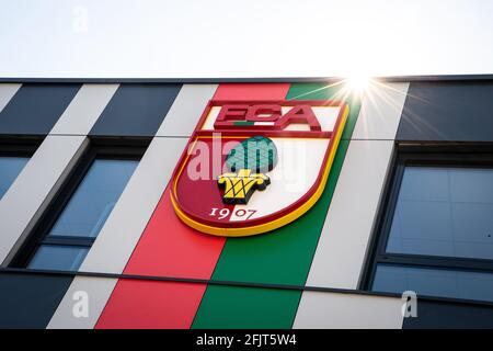 Augsbourg, Allemagne. 26 avril 2021. Le logo du club du FC Augsbourg, armoiries avec l'inscription FCA et l'image d'une noix de pin, est visible sur la façade des bureaux du FC Augsbourg à l'aréna WWK. Selon le journal "Augsburger Allgemeine", après le licenciement de l'entraîneur Herrlich, l'ancien entraîneur de FCA Weinzierl est censé sauver le club de Bundesliga de l'accident imminent. Credit: Matthias balk/dpa/Alay Live News Banque D'Images