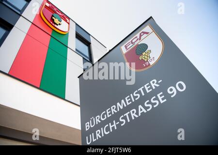 Augsbourg, Allemagne. 26 avril 2021. Le logo du club du FC Augsbourg, armoiries avec l'inscription FCA et l'image d'une noix de pin, peut être vu sur un pilier devant les bureaux du FC Augsbourg à la WWK Arena. Selon le journal 'Augsburger Allgemeine', l'ancien entraîneur de la FCA Weinzierl est censé sauver le club de la Bundesliga de l'accident imminent après le licenciement de l'entraîneur Herrlich. Credit: Matthias balk/dpa/Alay Live News Banque D'Images