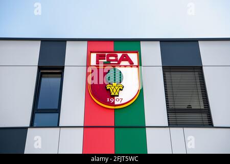 Augsbourg, Allemagne. 26 avril 2021. Le logo du club du FC Augsbourg, armoiries avec l'inscription FCA et l'image d'une noix de pin, est visible sur la façade des bureaux du FC Augsbourg à l'aréna WWK. Selon le journal "Augsburger Allgemeine", après le licenciement de l'entraîneur Herrlich, l'ancien entraîneur de FCA Weinzierl est censé sauver le club de Bundesliga de l'accident imminent. Credit: Matthias balk/dpa/Alay Live News Banque D'Images