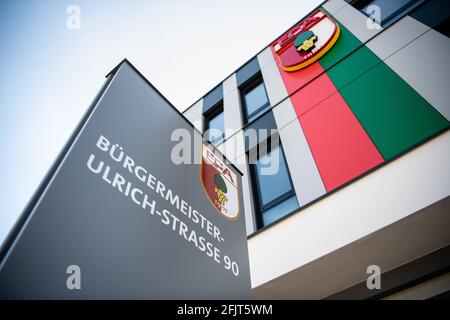 Augsbourg, Allemagne. 26 avril 2021. Le logo du club du FC Augsbourg, armoiries avec l'inscription FCA et l'image d'une noix de pin, peut être vu sur un pilier devant les bureaux du FC Augsbourg à la WWK Arena. Selon le journal 'Augsburger Allgemeine', l'ancien entraîneur de la FCA Weinzierl est censé sauver le club de la Bundesliga de l'accident imminent après le licenciement de l'entraîneur Herrlich. Credit: Matthias balk/dpa/Alay Live News Banque D'Images