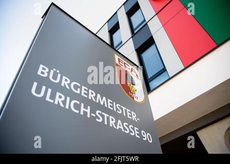 Augsbourg, Allemagne. 26 avril 2021. Le logo du club du FC Augsbourg, armoiries avec l'inscription FCA et l'image d'une noix de pin, peut être vu sur un pilier devant les bureaux du FC Augsbourg à la WWK Arena. Selon le journal 'Augsburger Allgemeine', l'ancien entraîneur de la FCA Weinzierl est censé sauver le club de la Bundesliga de l'accident imminent après le licenciement de l'entraîneur Herrlich. Credit: Matthias balk/dpa/Alay Live News Banque D'Images