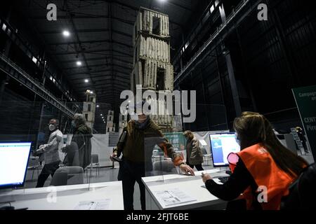 Milan, Italie. 26 avril 2021. Les gens au centre de vaccination de masse coordonné par ASST Nord Milano s'ouvre à "Pirelli HangarBicocca" où l'installation artistique monumentale spécifique au site "les sept Palais Heavenly 2004-2015" par l'artiste Anselm Kiefer est exposée. Crédit: Piero Cruciatti/Alay Live News Banque D'Images