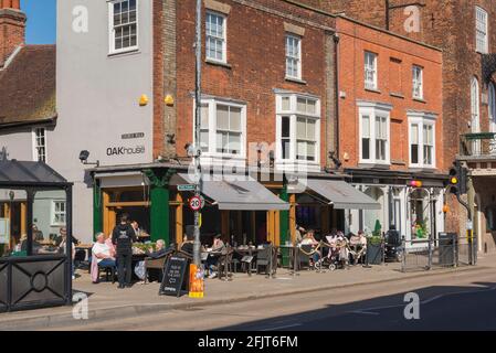 Maldon Essex UK, vue en été de personnes se détendant à des tables à l'extérieur d'un café populaire dans Maldon High Street, Essex, Angleterre, Royaume-Uni Banque D'Images