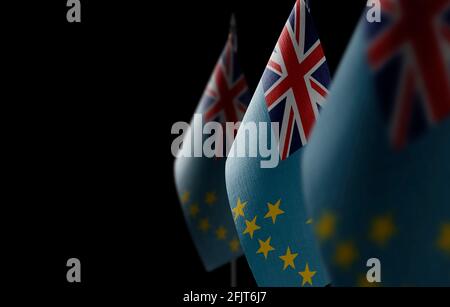 Petits drapeaux nationaux des Tuvalu sur fond noir Banque D'Images