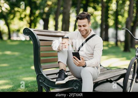 Chat en ligne extérieur, se détendre dans le parc, offre et bon message Banque D'Images