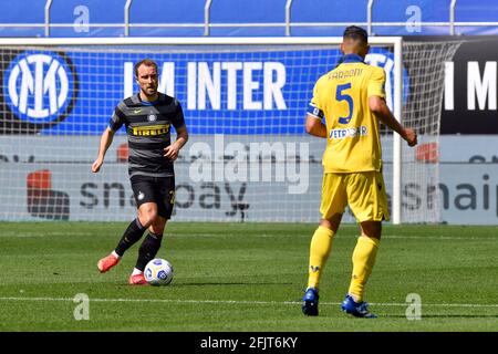 Milan, Italie. 25 avril 2021. Christian Eriksen (24) de l'Inter Milan vu dans la série UN match entre l'Inter Milan et Hellas Vérone à Giuseppe Meazza à Milan. (Crédit photo : Gonzales photo/Alamy Live News Banque D'Images
