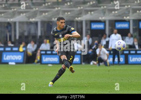 Milan, Italie. 25 avril 2021. Achraf Hakimi (2) de l'Inter Milan vu dans la série UN match entre l'Inter Milan et Hellas Verona à Giuseppe Meazza à Milan. (Crédit photo : Gonzales photo/Alamy Live News Banque D'Images