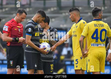 Milan, Italie. 25 avril 2021. Achraf Hakimi (2) de l'Inter Milan vu dans la série UN match entre l'Inter Milan et Hellas Verona à Giuseppe Meazza à Milan. (Crédit photo : Gonzales photo/Alamy Live News Banque D'Images