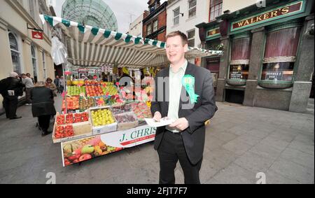 PETER CRANIE, LE PRINCIPAL CANDIDAT DU PARTI VERT POUR LES ÉLECTIONS DE L'EURO EN JUIN POUR LE NORD-OUEST À LIVERPOOL. 1/5/09 PHOTO DAVID ASHDOWN Banque D'Images