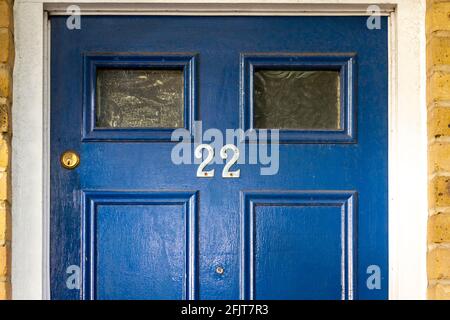 Maison numéro 22 sur une porte en bois bleu Banque D'Images