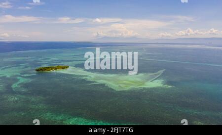 Île tropicale au milieu d'un récif de corail . Concept vacances d'été et de voyage. Panglao, Philippines. Banque D'Images