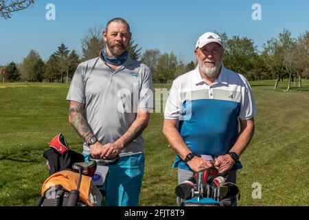 Kinsale, West Cork, Irlande. 26 avril 2021. Le club de golf de Kinsale est l'un des nombreux clubs du pays qui a rouvert ses portes aux membres aujourd'hui. Le club est fermé depuis le 30 décembre et tous les membres semblaient ravis qu'ils puissent revenir pour une partie de golf. Mark de puis Carrigaline et Jim Leahy de Douglas ont profité d'une partie de golf le premier jour de retour. Crédit : AG News/Alay Live News Banque D'Images