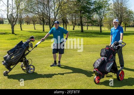 Kinsale, West Cork, Irlande. 26 avril 2021. Le club de golf de Kinsale est l'un des nombreux clubs du pays qui a rouvert ses portes aux membres aujourd'hui. Le club est fermé depuis le 30 décembre et tous les membres semblaient ravis qu'ils puissent revenir pour une partie de golf. Le premier jour de retour, Bill O'Shea, Farmers Cross et Gary Rooney, Carrigaline, ont profité d'une partie de golf. Crédit : AG News/Alay Live News Banque D'Images